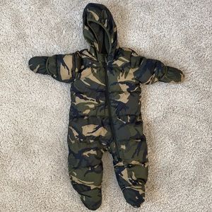 Old Navy Camouflage Green Snowsuit. Excellent condition. Size 6-12.
